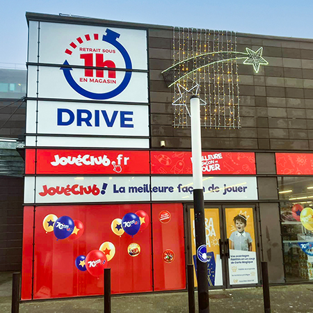 Enseigne lumineuse et vitrine personnalisée par Lettra7